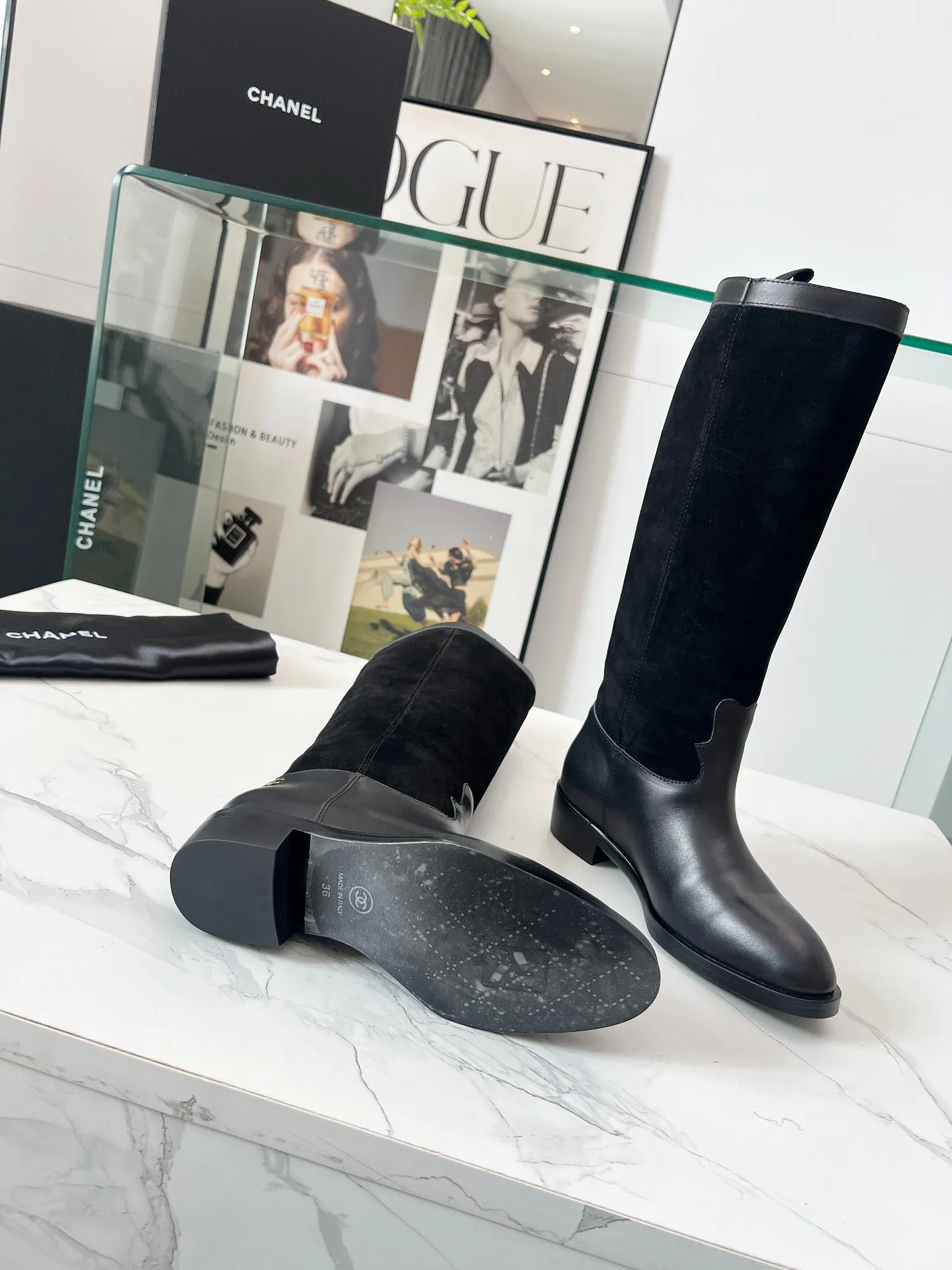 👟👟Ex-factory price 780👟👟 Top quality🔥Chanel Chanel 25 autumn and winter small fragrant suede color-blocked knight mid-high boots! Retro style boots Western cowboy boots! Unique western boot design with smooth curves and irregular edges like free lines in the wilderness! With a casual and free flavor. Let every step be uninhibited and refined! Whether it is paired with smart suit pants to create a cool urban style, or matched with an elegant dress to create a strong and soft aesthetic. Or pair it with jeans to create an authentic western style! The upper is made of first-layer cowhide stitched with suede. The lining is made of water-dyed cowhide. Code number: 35-40 (41 is custom-made and cannot be returned or exchanged). Comes with original bag.